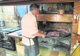 Alejandro Fernández lleva las riendas de la parrilla donde prepara carnes y pescados y consigue el punto.