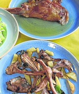 Imagen secundaria 2 - A la izquierda, mollejas encebolladas con setas. A la derecha, lechazo al horno con patatas panadera y chuletillas. 