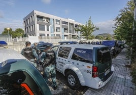 Agentes de la Guardia Civil desaloja okupas en la urbanización de Requejada