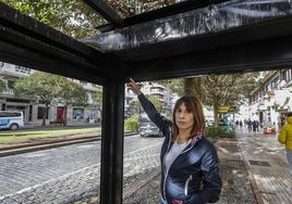 Valentina Buturuga muestra el estado de su pérgola, que no puede desplegar por los excrementos de los estorninos.