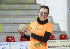 Blanca Ruiz, presidenta de la Asociación Cántabra de la Fibrosis Quística, en la bolera de La Cavada.