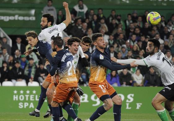 qGermán peina el balón que llegaría a Baturina para conseguir el primer gol del Racing ante el Leganés.