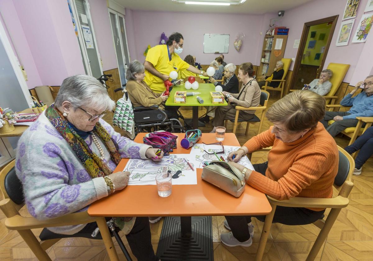 Usuarios de la residencia de San Cipriano, en uno de los talleres de manualidades.