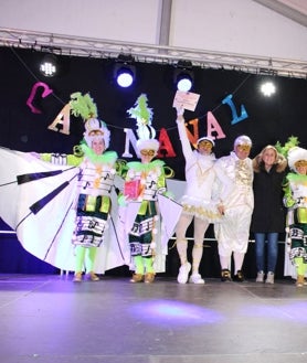 Imagen secundaria 2 - En primer lugar 'Los Picapiedra, seguidos de 'Bailando con lobos' y la carroza ganadora 'Armonía'.