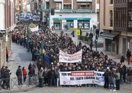 Manifestación de la plantilla de Aspla, el pasado martes por Torrelavega