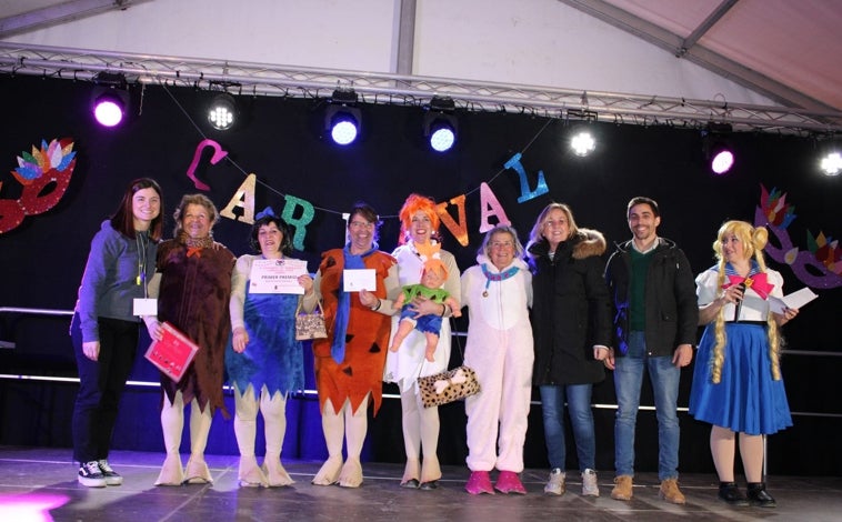 Imagen principal - En primer lugar 'Los Picapiedra, seguidos de 'Bailando con lobos' y la carroza ganadora 'Armonía'.