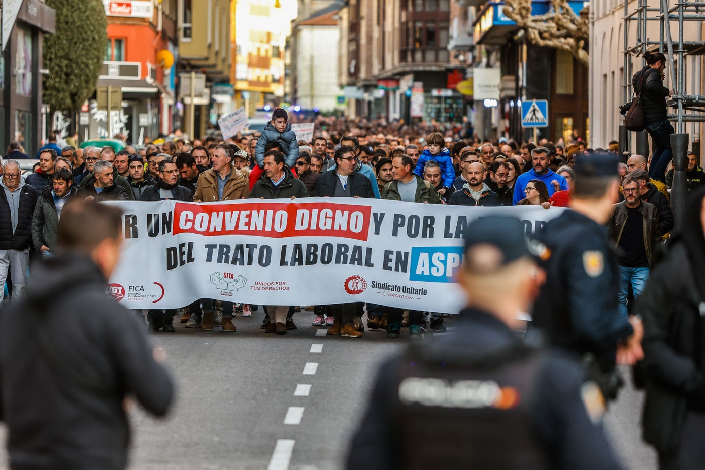 Megáfono en mano, los representantes sindicales (USO, UGT, CC OO y SU) salieron al paso de las que dicen son las «mentiras y calumnias» vertidas por la dirección de Aspla durante la huelga