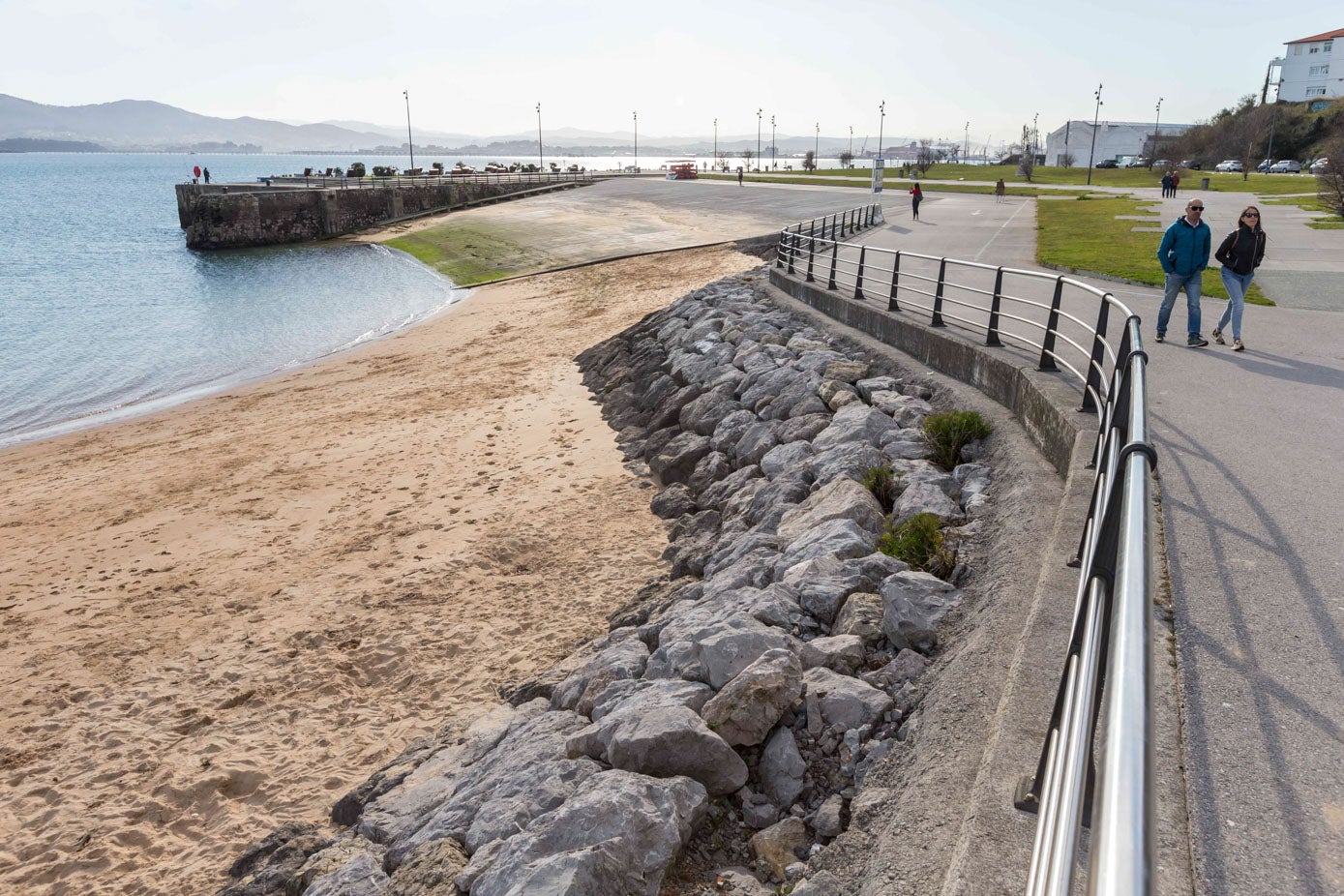 La 'nueva' playa ha generado un nuevo intinerario, aunque muchos prefieren la comunidad del firme habitual.