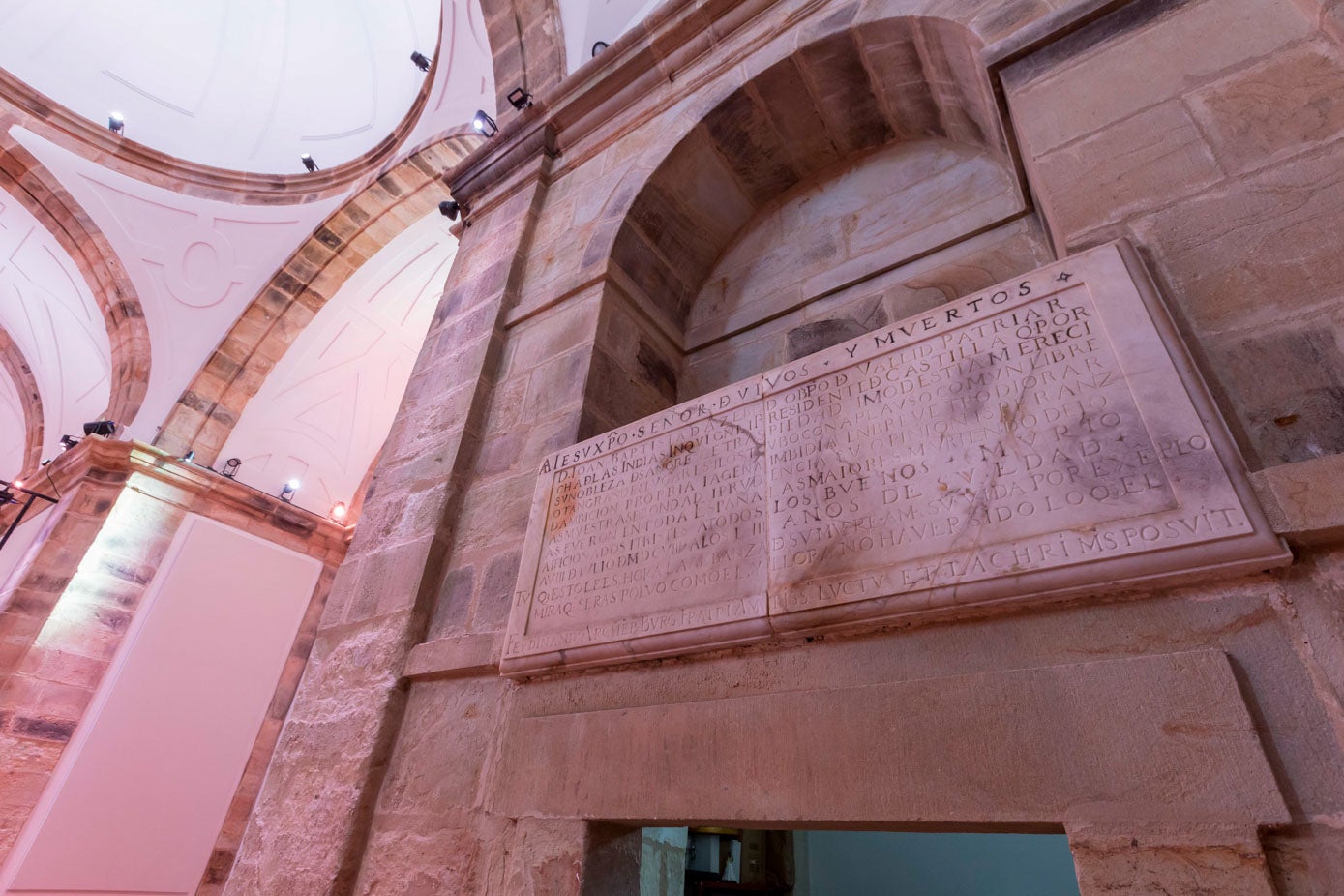 Durante la obra se han respetado todos los elementos antiguos, como esta tumba en la capilla.