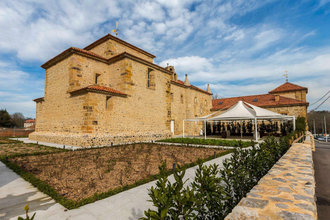 Zona exterior del Palacio en la que se seguirán haciendo mejoras con la inclusión de un jardín estilo al del Palacio de Versalles.