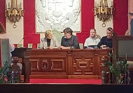 La alcaldesa socialista, Esther Bolado, y el concejal no adscrito Héctor Lavín, conversan tras el Pleno que daba cuenta de la nueva situación