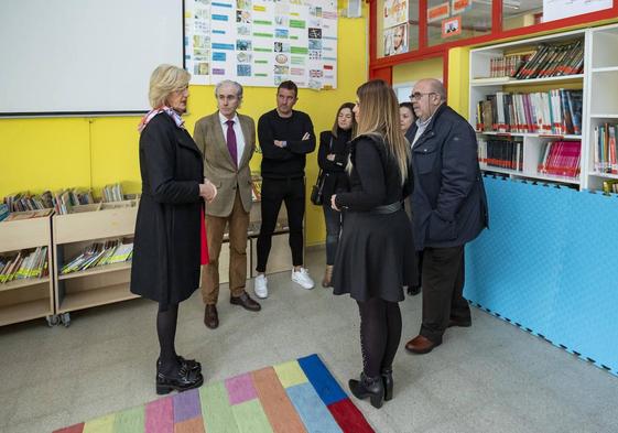 Visita de autoridades al colegio de Arnuero