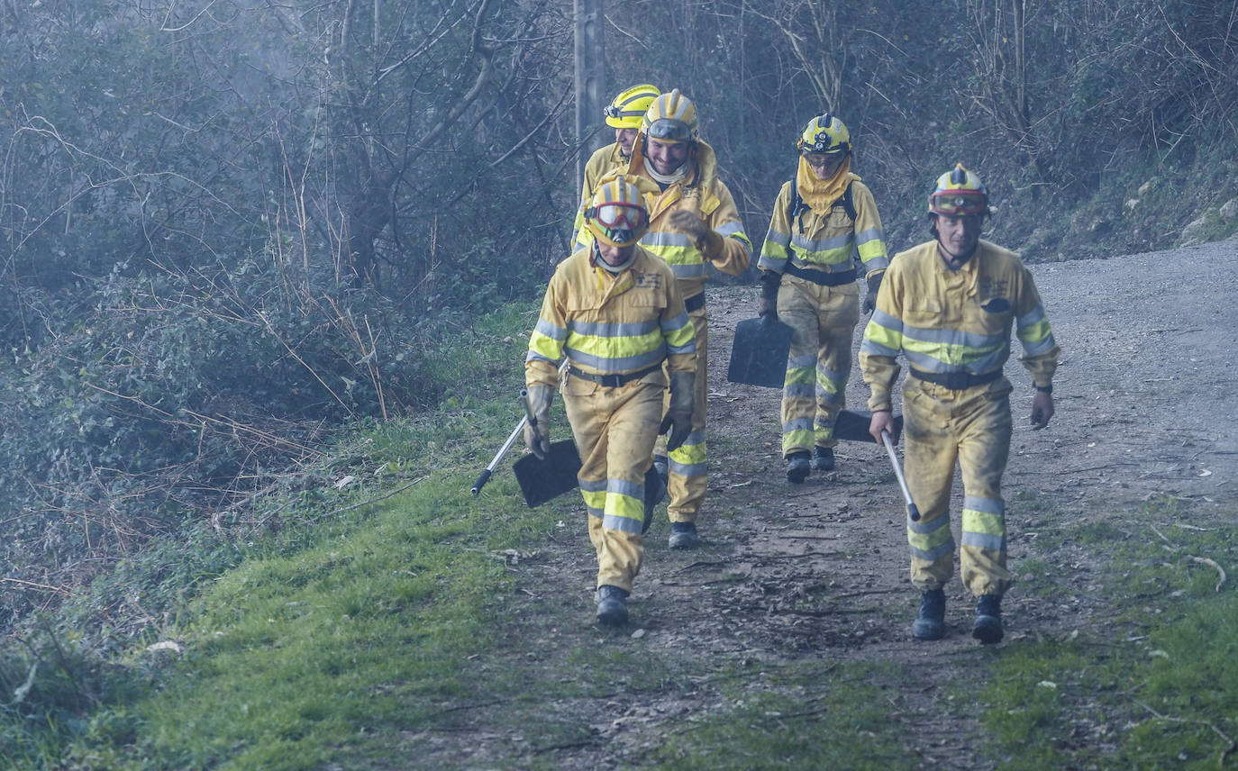 Los bomberos de Ucieda dieron por controlado cerca de las diez de la mañana el incendio en la cara norte de Peña Cabarga.