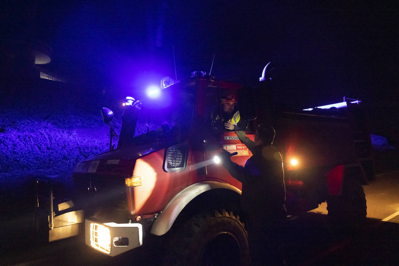 Bomberos forestales del Gobierno de Cantabria también han intervenido en el incendio de Peña Cabarga.