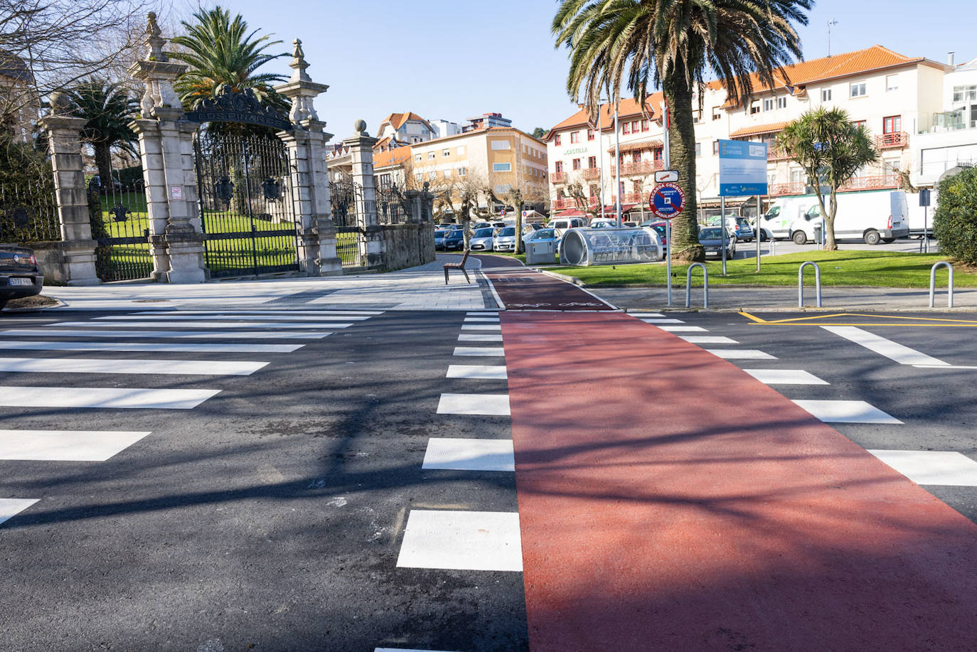 Perspectiva de La Cañía desde la intersección de Duque de Santo Mauro con la Avenida de Reina Victoria.