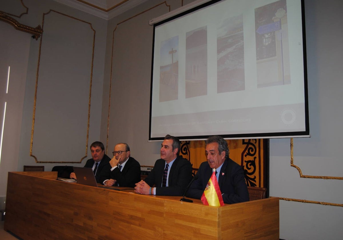 Autoridades en la presentación del buque en el Ayuntamiento de Santoña