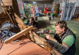 La peña La Pera trabaja en la estructura del barco vikingo con el que desfilarán este sábado por Santander