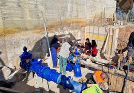 La directora general de Obras Hidráulicas estuvo supervisando los trabajos con la concejal Ana Obregón.