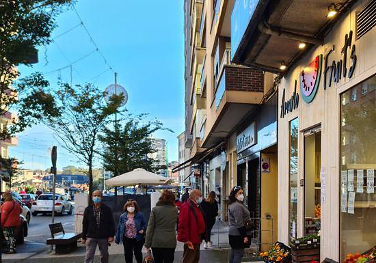 Imagen de archivo de las calles de Muriedas, uno de los puntos donde se podrán canjear los vales del bono consumo.