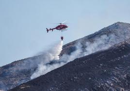 Los bomberos siguen luchando contra el fuego en cuatro municipios cántabros