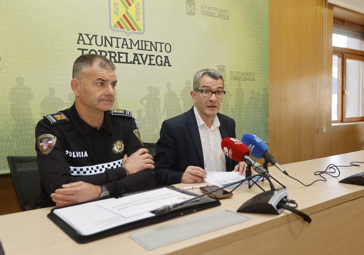 El jefe de la Policía Local, Enrique Trigueros, y el concejal de Seguridad, Pedro Pérez Noriega, este jueves, durante la presentación de la campaña informativa.