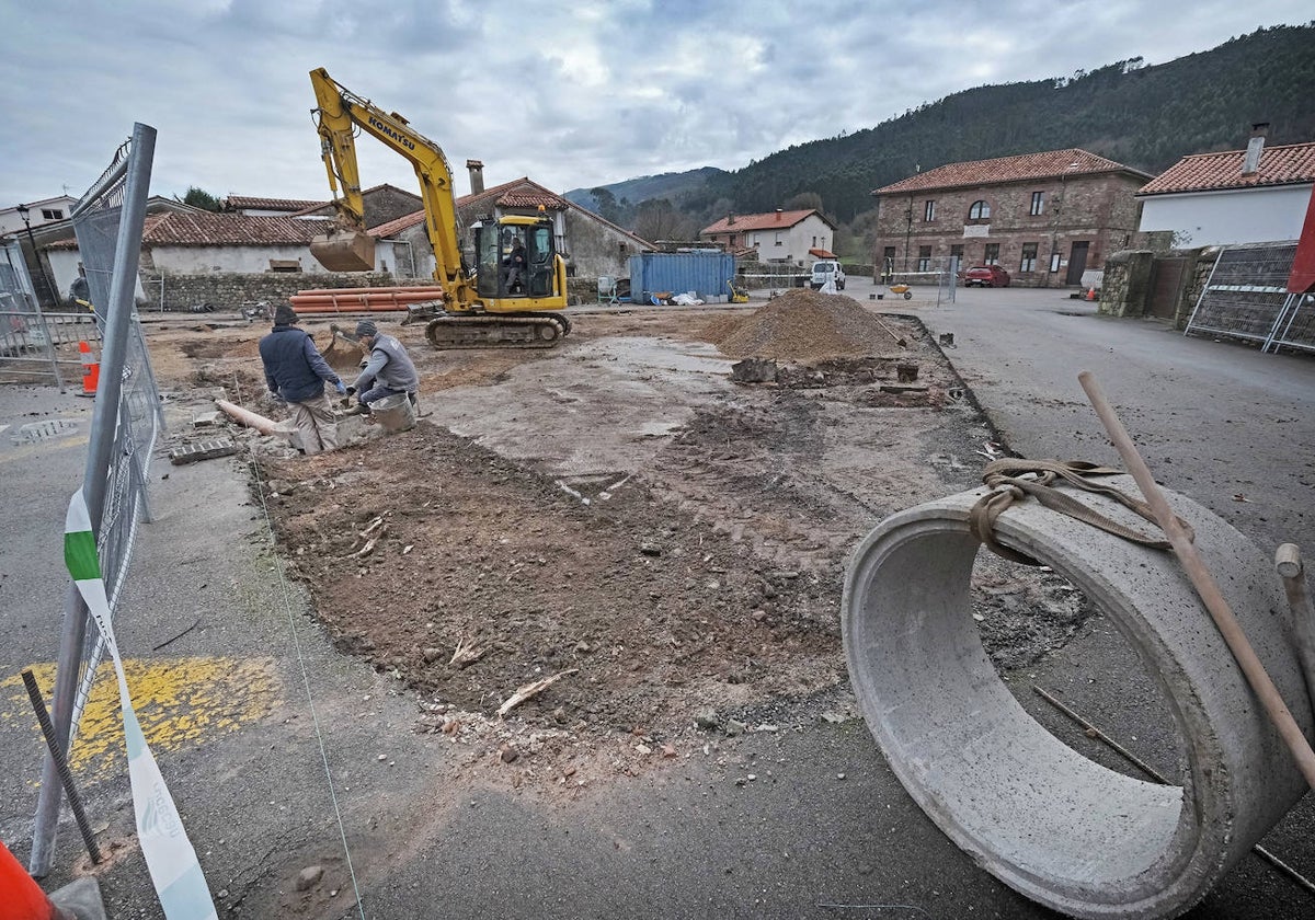 Operarios trabajan en la plaza del pueblo de Cos.