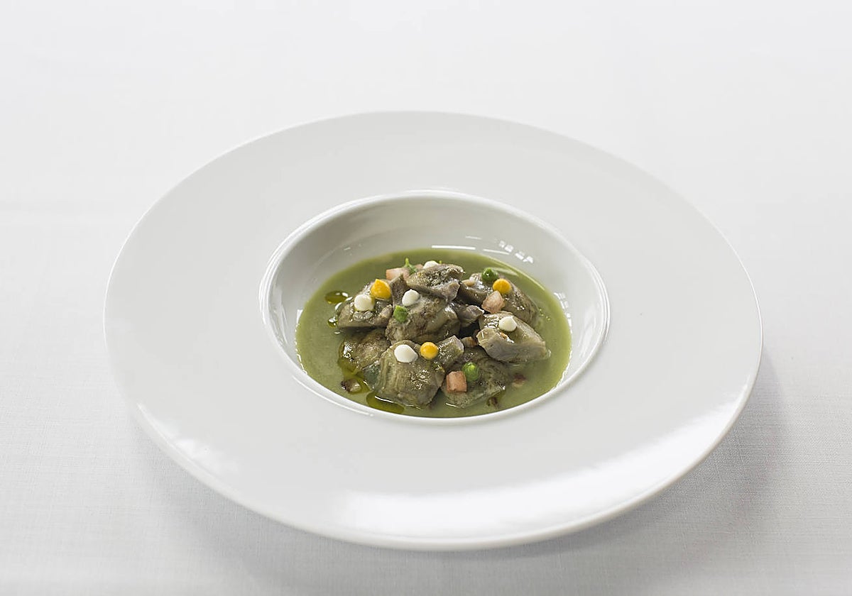 Alcachofas salteadas con su propia crema, emplatadas por su autor, el chef Jesús Sánchez.