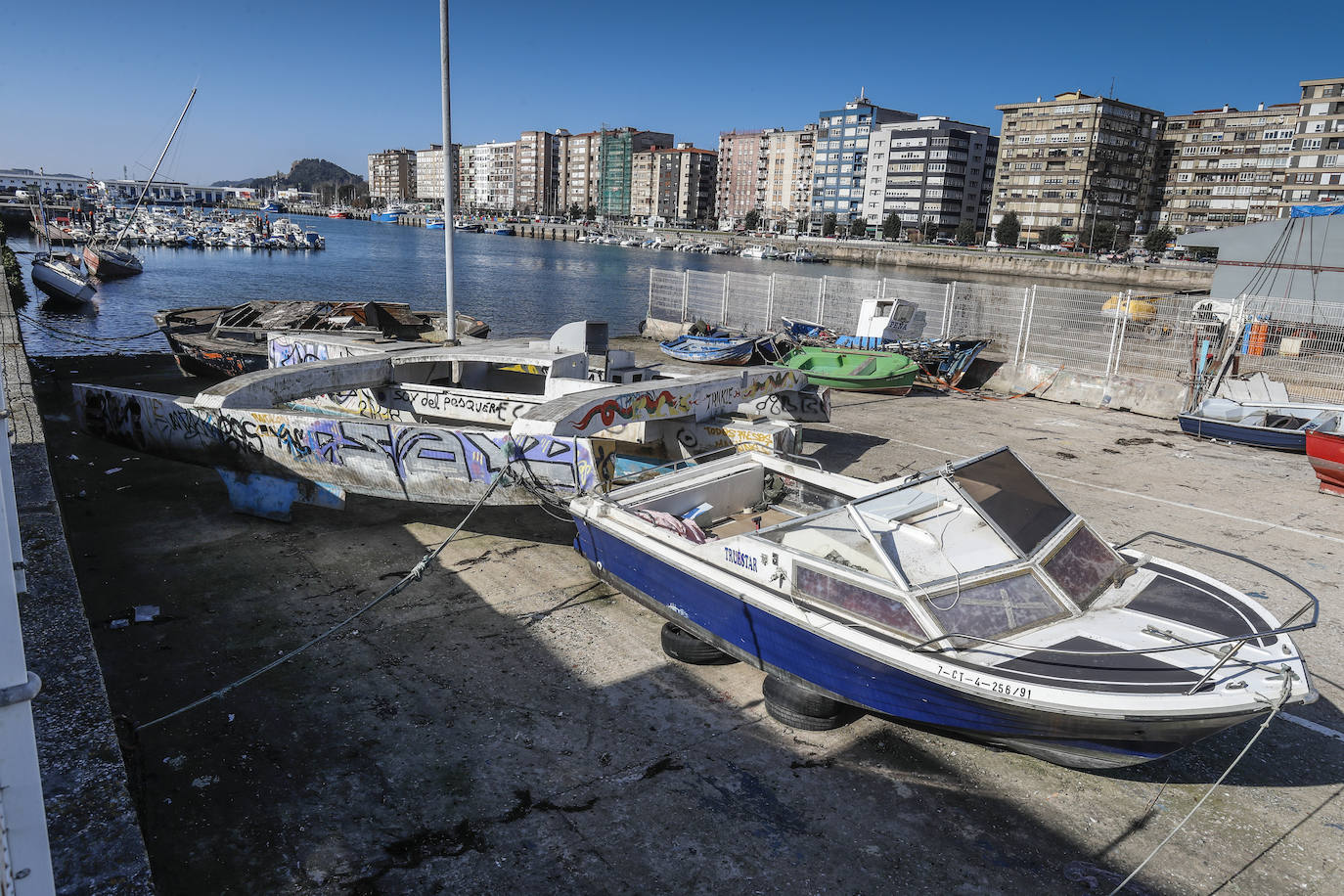 Además del mal estado derivado del paso del tiempo, algunos barcos, como un catamarán que lleva allí años, están llenos de grafitis.