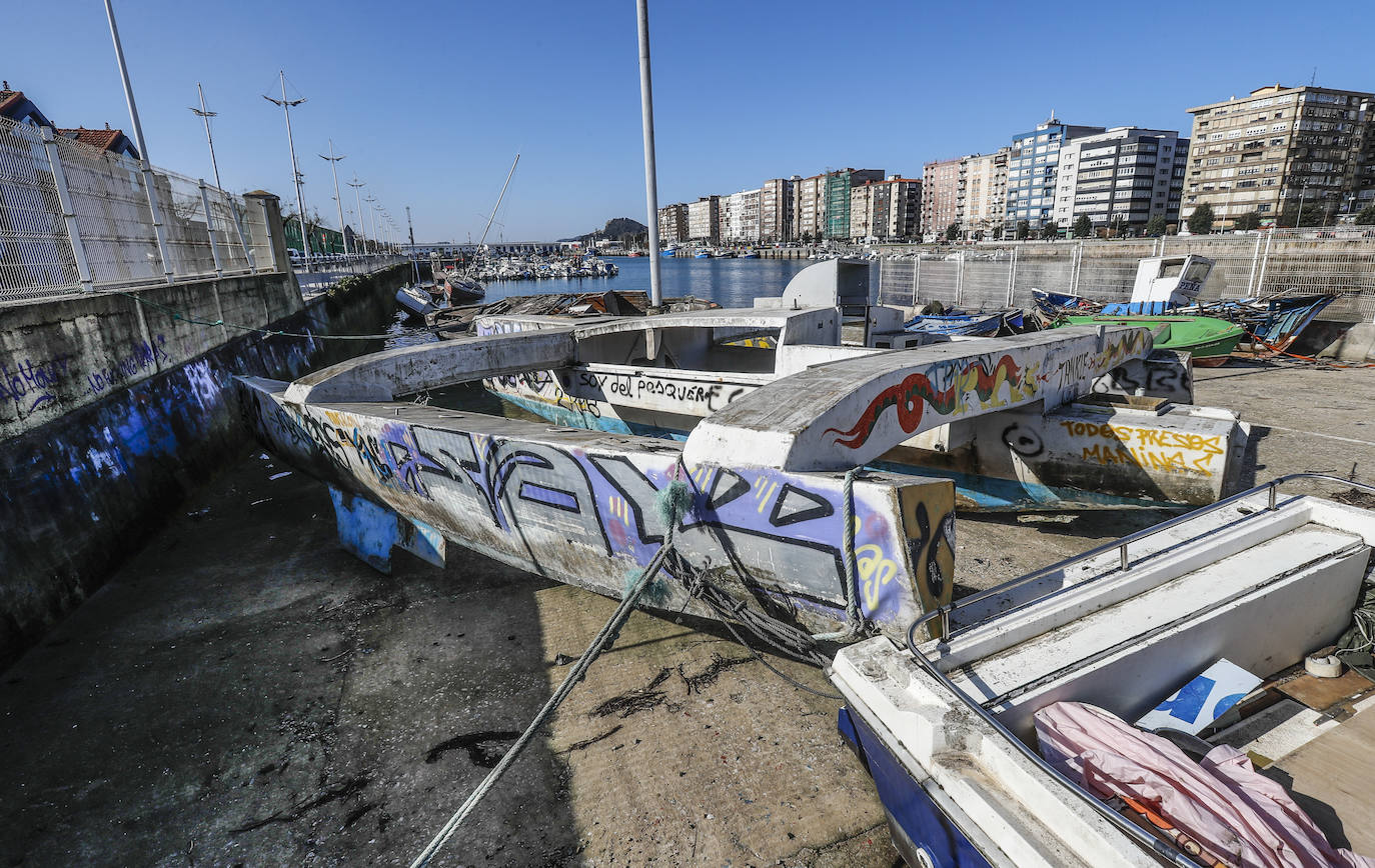 El imponente catamarán de la rampa acumula pintadas sobre más pintadas, lo que denota que lleva mucho tiempo abandonado y sin uso.