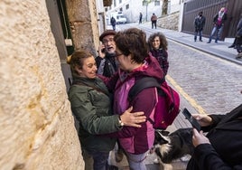 Miembros de la plataforma antidesahucio, esta mañana, celebran la paralización del desalojo.