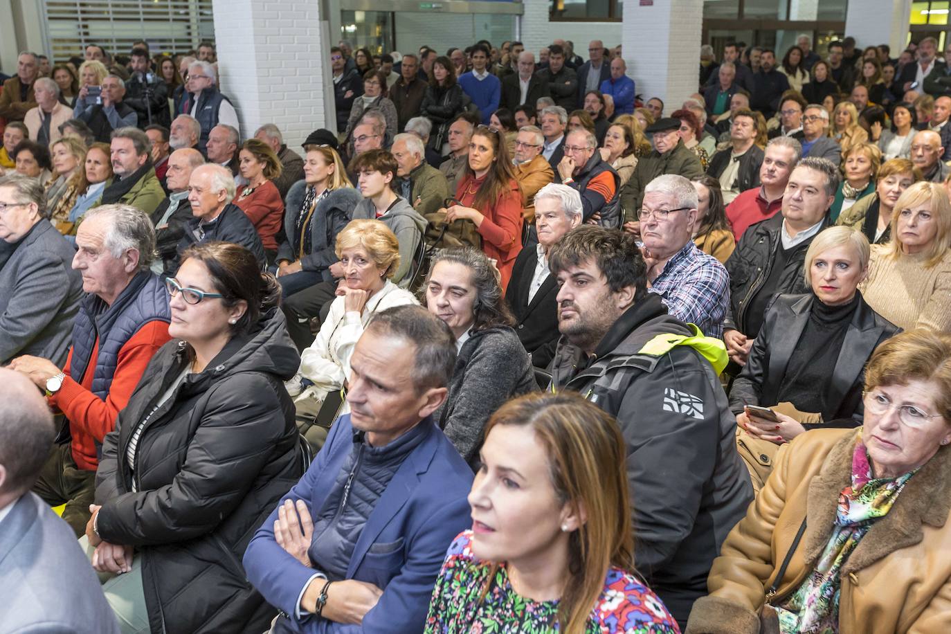 Militantes del PRC llenaron la sala de la Estación Marítima de Santander.