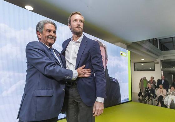 El presidente de Cantabria, Miguel Ángel Revilla, abraza a Felipe Piña