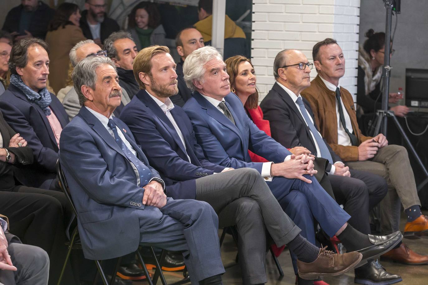 Miguel Ángel Revilla, Felipe Piña, José María Fuentes Pila, Paula Fernández, Francisco Javier López Marcano, Guillermo Blanco y, en segunda fila, José Luis Gochicoa, Pedro Hernando. Francisco Martín y Javier López Estrada.