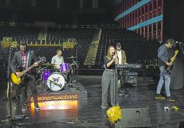 Toño, Fer, Esther, David y Gerar, en la Sala Argenta del Palacio de Festivales.