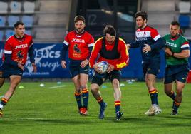 Matthew Foulds lleva el oval en un momento del entrenamiento