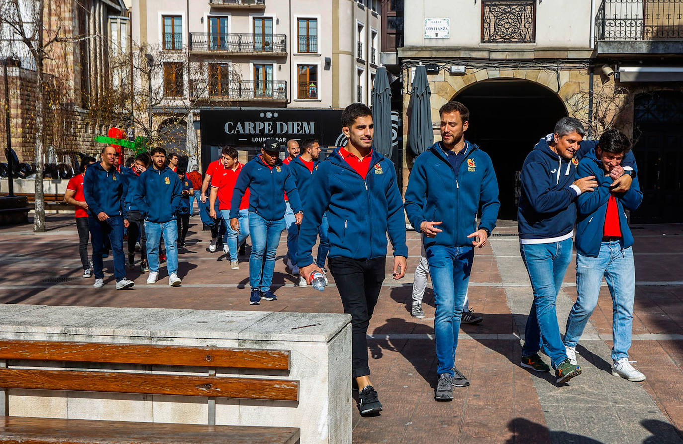 Los jugadores de la selección pasearon por varias calles de la capital del Besaya