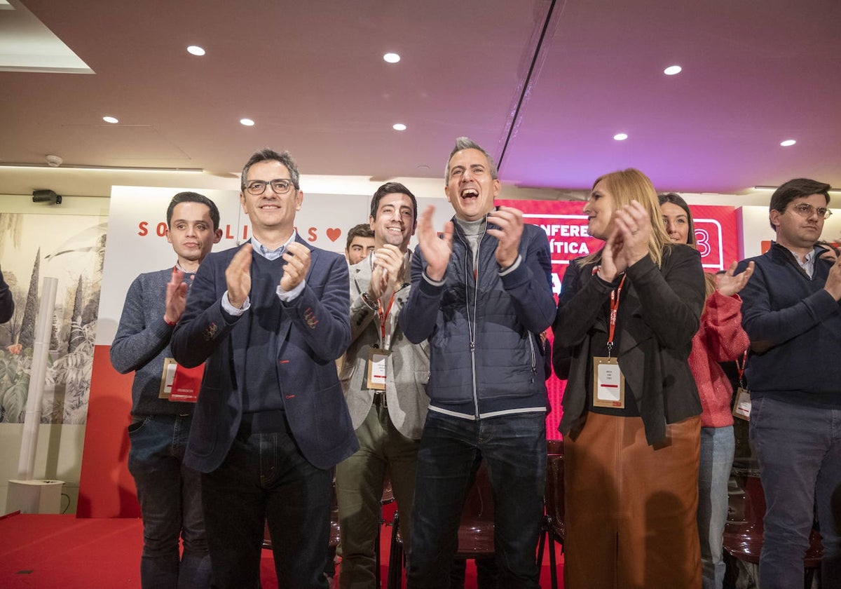 El líder del PSOE de Cantabria, Pablo Zuloaga, junto al ministro Bolaños y la portavoz parlamentaria en la región, Noelia Cobo