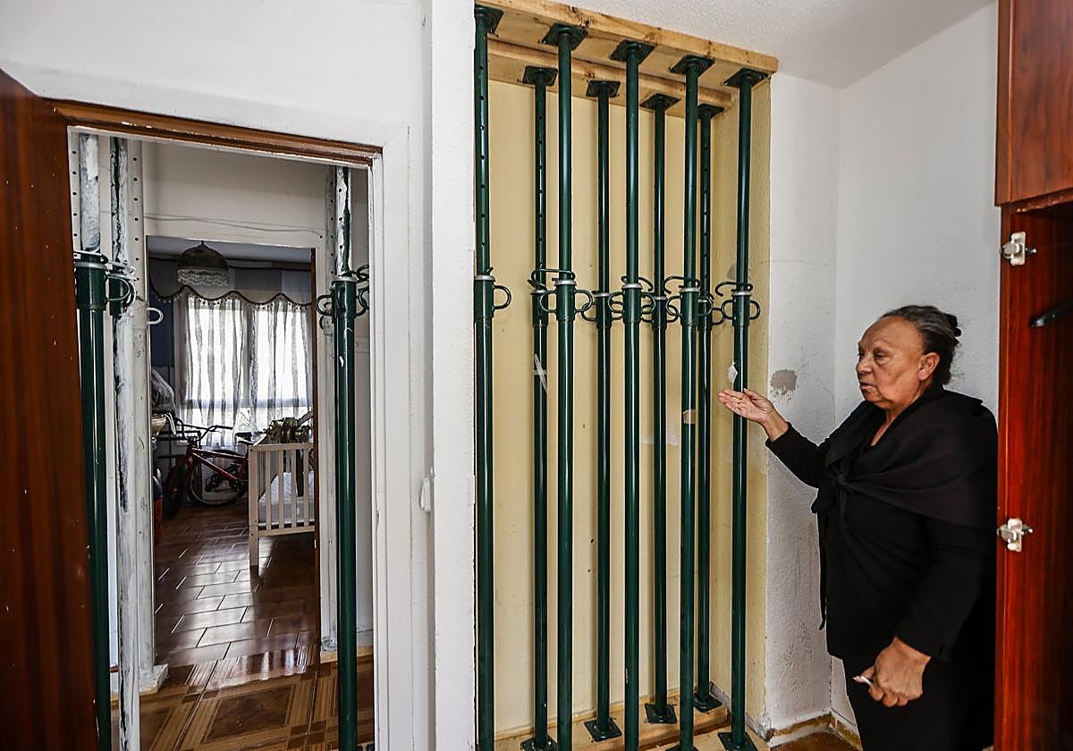 Blanca Hernández señala algunos de los 74 puntales que sostienen su casa, en la calle Coro Ronda Garcilaso (El Zapatón).