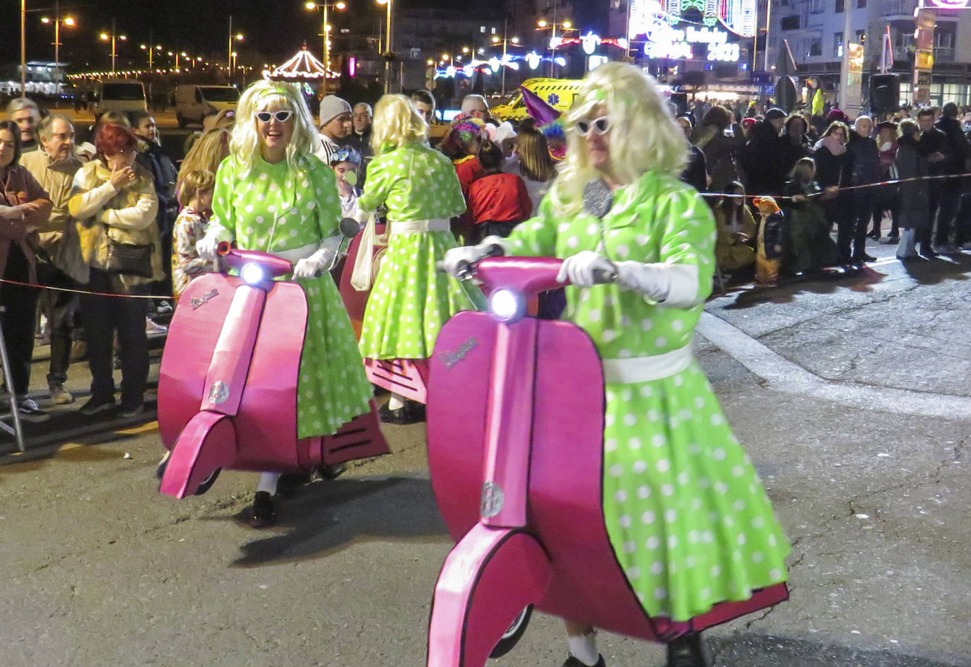Colorido y humor en el desfile de Castro Urdiales.