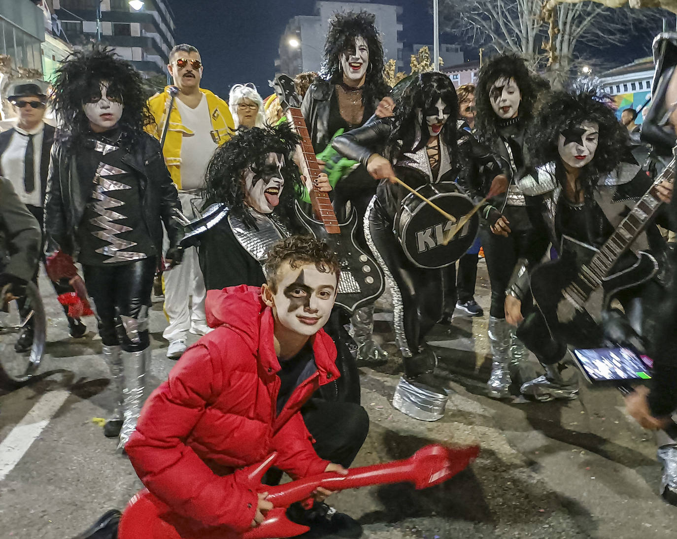 Como todos los años, la banda de rock 'Kiss' hizo acto de presencia en el desfile pejino.