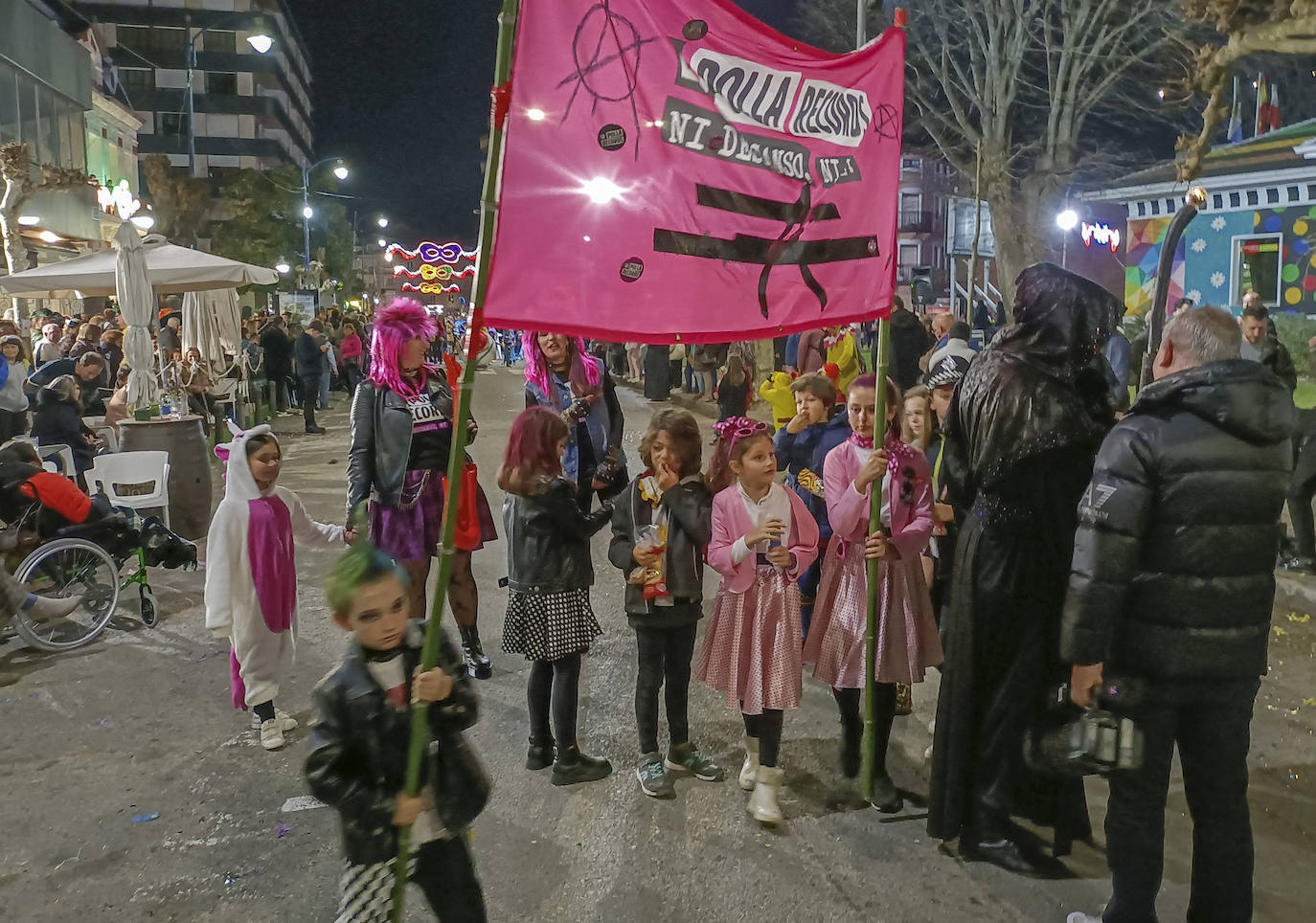 Pequeños y mayores se enfudaron el disfraz de una banda de rock española.