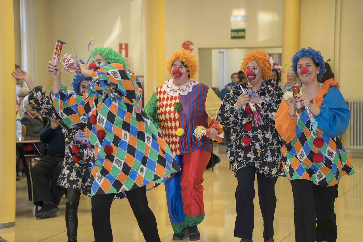 Unos animados payasos en el carnaval de Camargo,