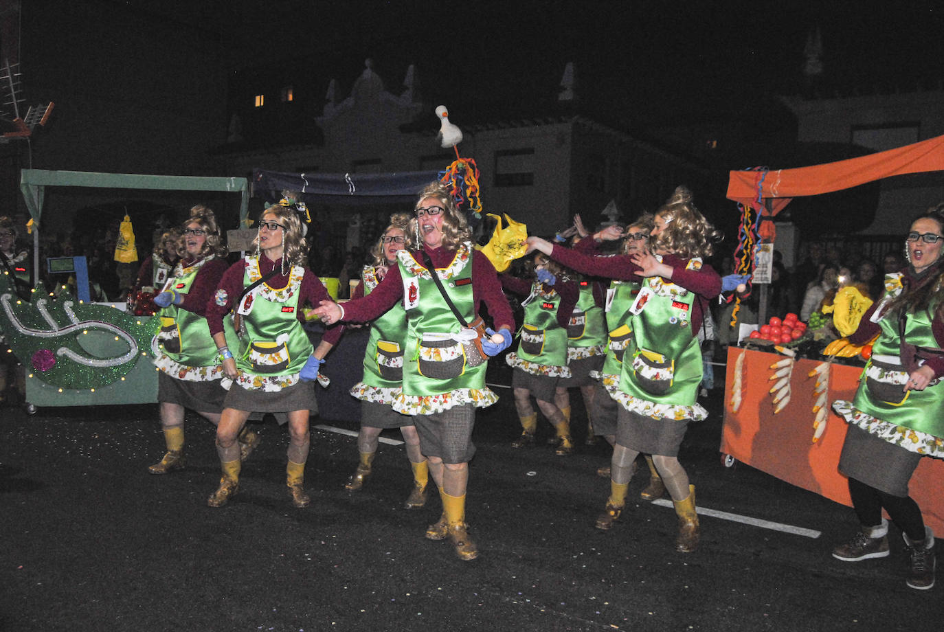 Las murgas caldearon el ambiente con la guasa de las vendedoras de Las Santas, que desfilaron con sus carros repletos de verduras y hortalizas.