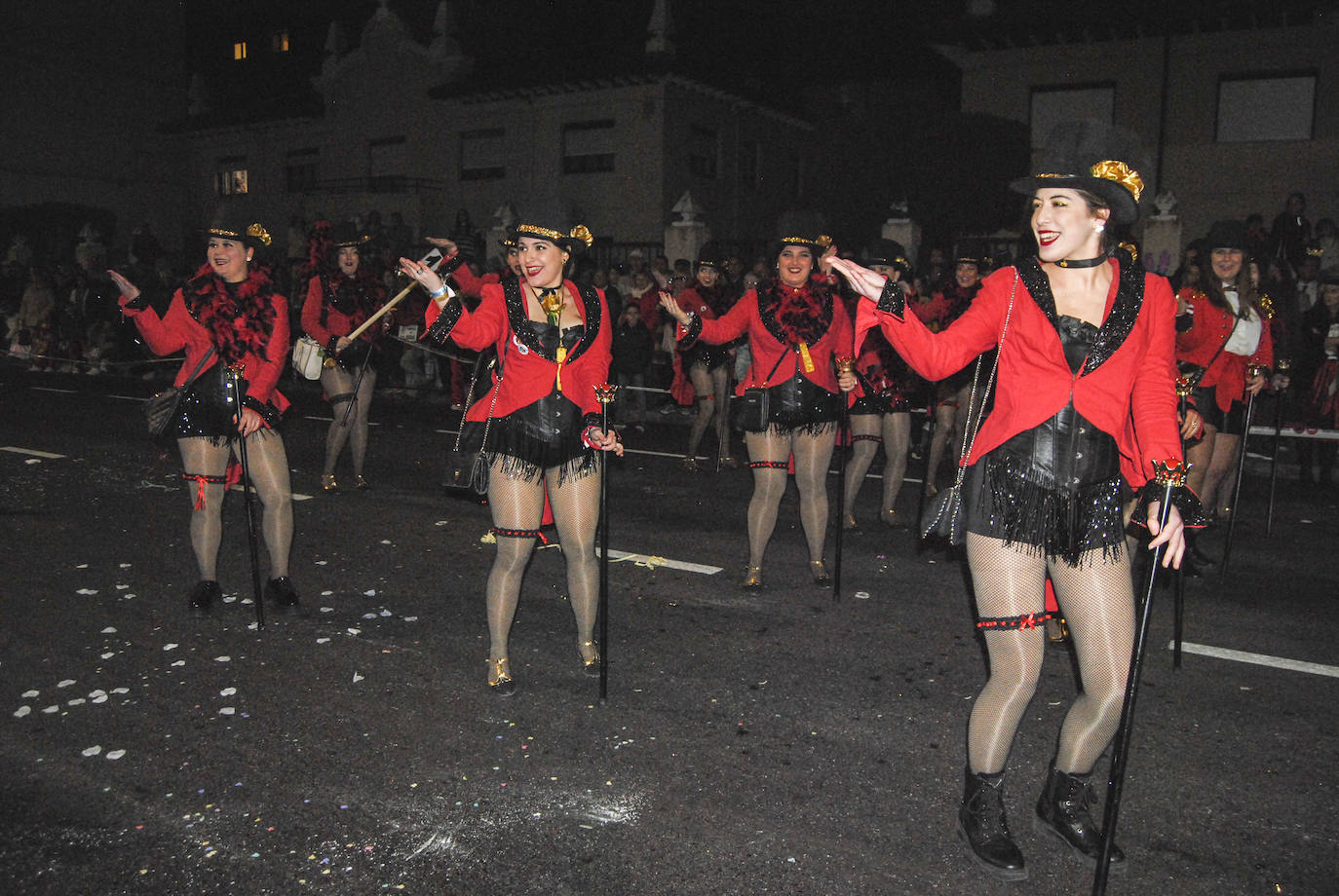 La murga 'Las Soberanas' desfiló con su traje de cabaret.