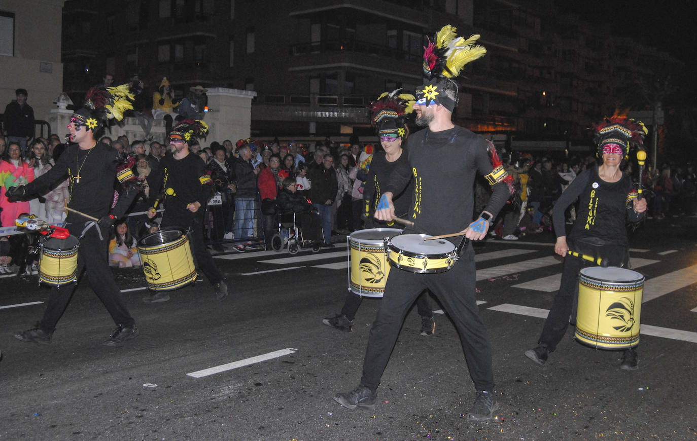 Los tambores también resonaron por el paseo de la villa marinera.