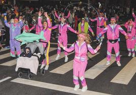 Un grupo de gimnastas de los ochenta bailaron durante el recorrido del desfile y animaron al público.