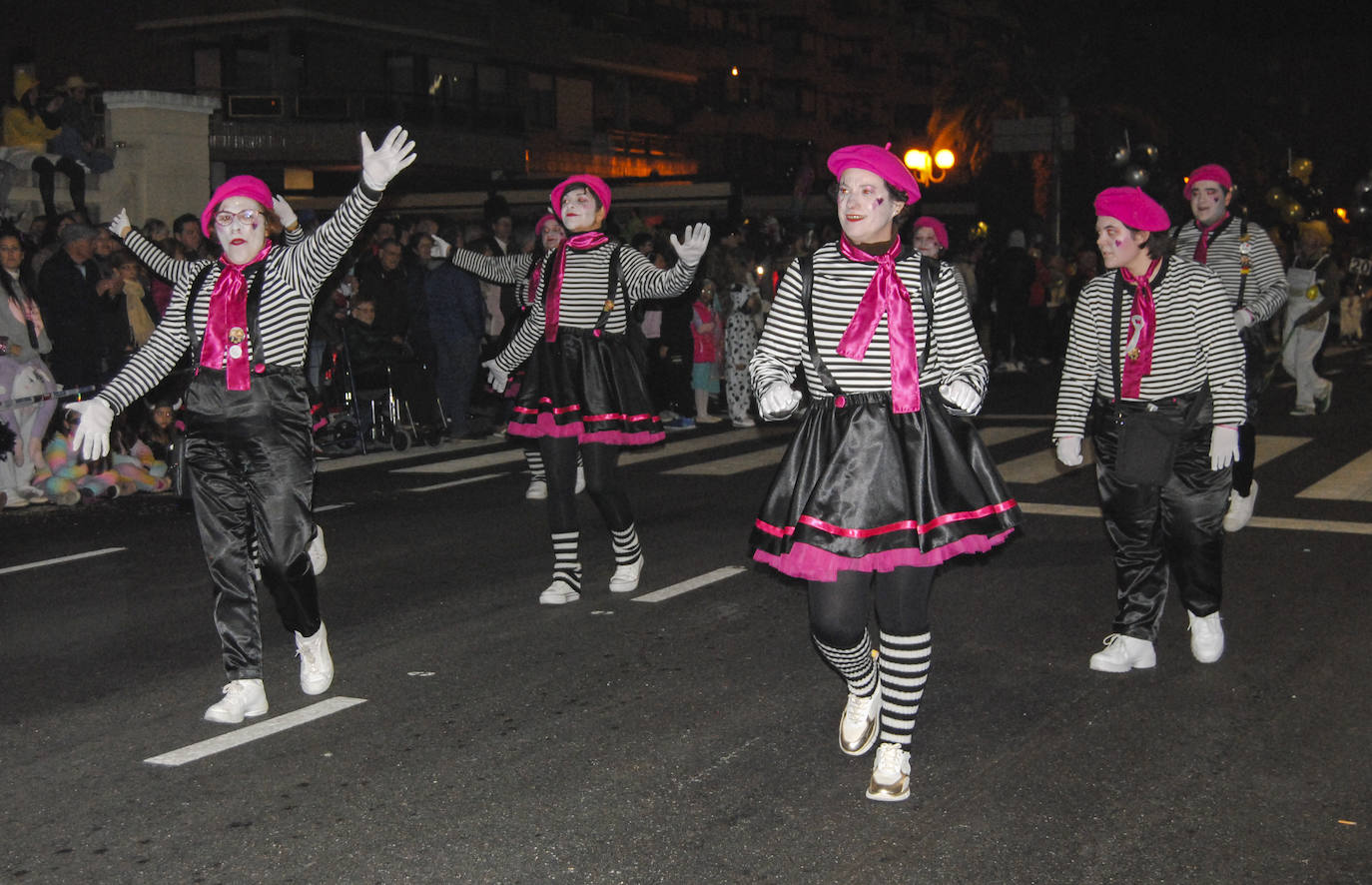 Un grupo de mimos participó en el pasacalles de Santoña.