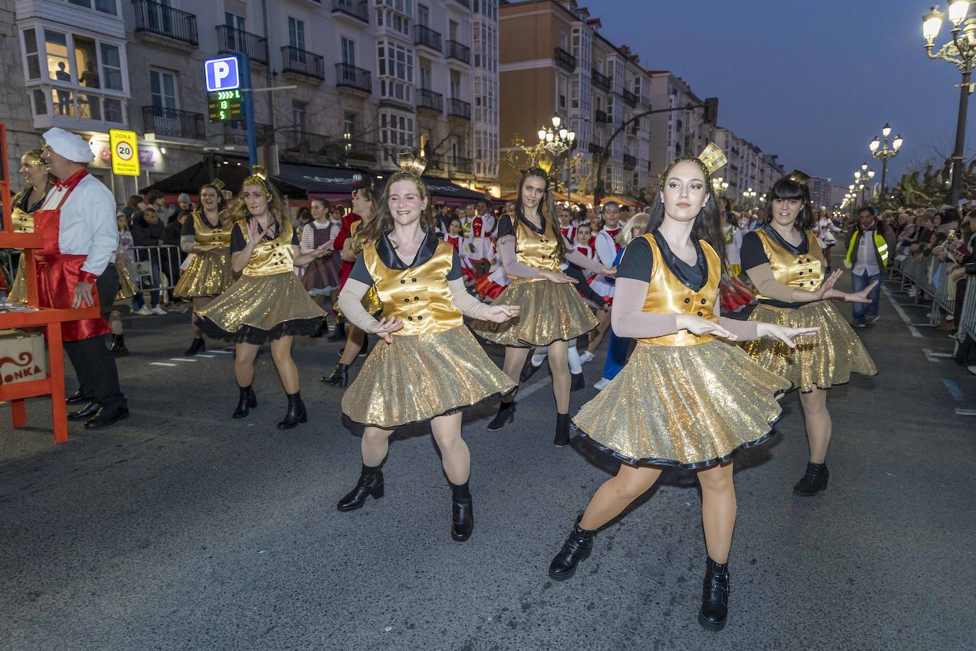 Un grupo de chicas baila durante el pasacalles, a su paso por el Paseo Pereda.