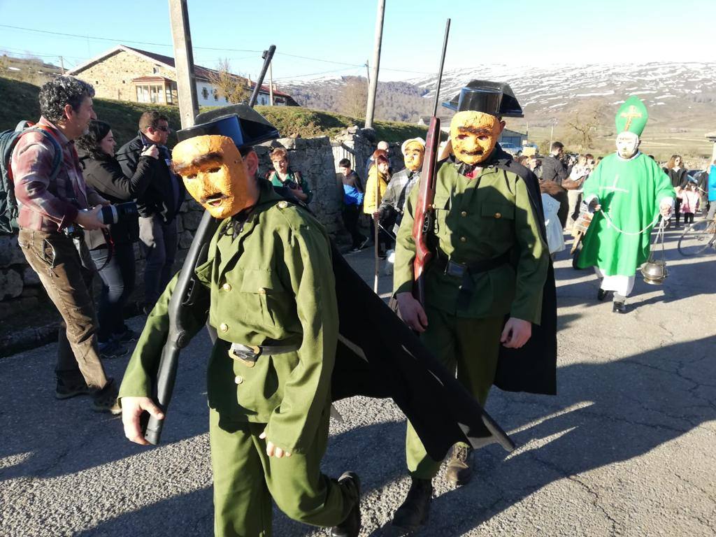 Vecinos de Lanchares durante el carnaval de Campoo de Yuso, que este sábado se ha estrenado como Fiesta de Interés Turístico Regional