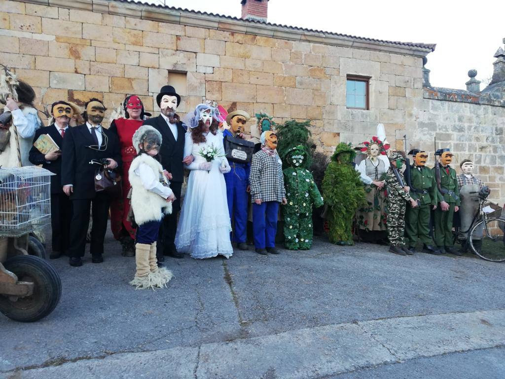 El elemento principal de los carnavales de Lanchares son sus zamarrones. Todos van con pieles, gorros, campanos y de blanco, el único que va de negro es el zamarrón mayor